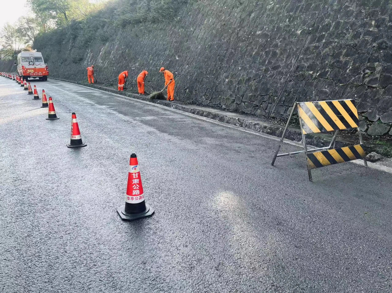 公路“体检治病”不停歇　华亭铺就平安坦途