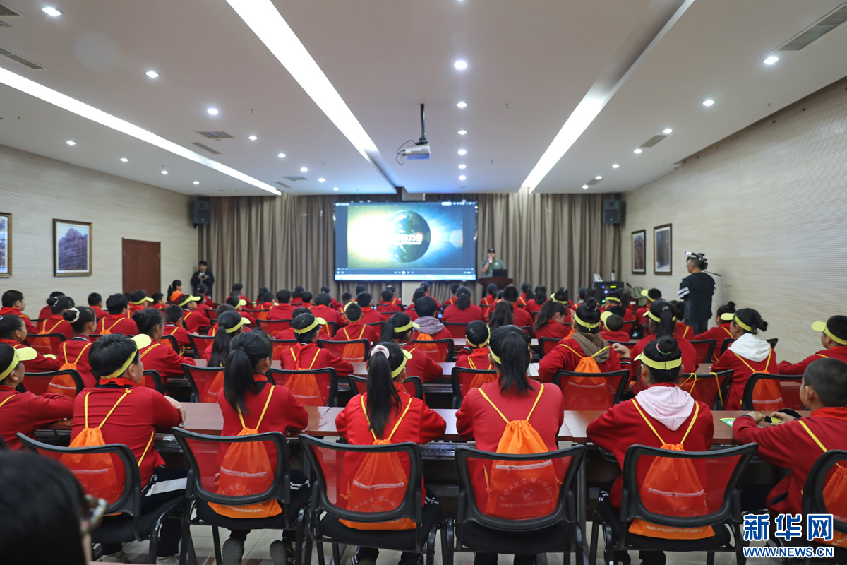 学生们观看纪录片《地球的力量》。新华网 魏会博 摄