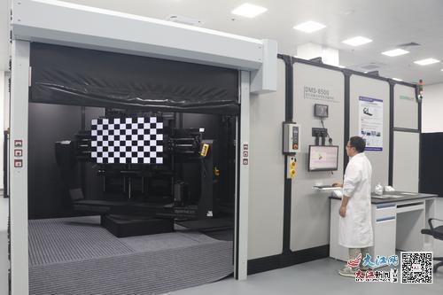 检验员正在操作设备(曾庆扬摄)