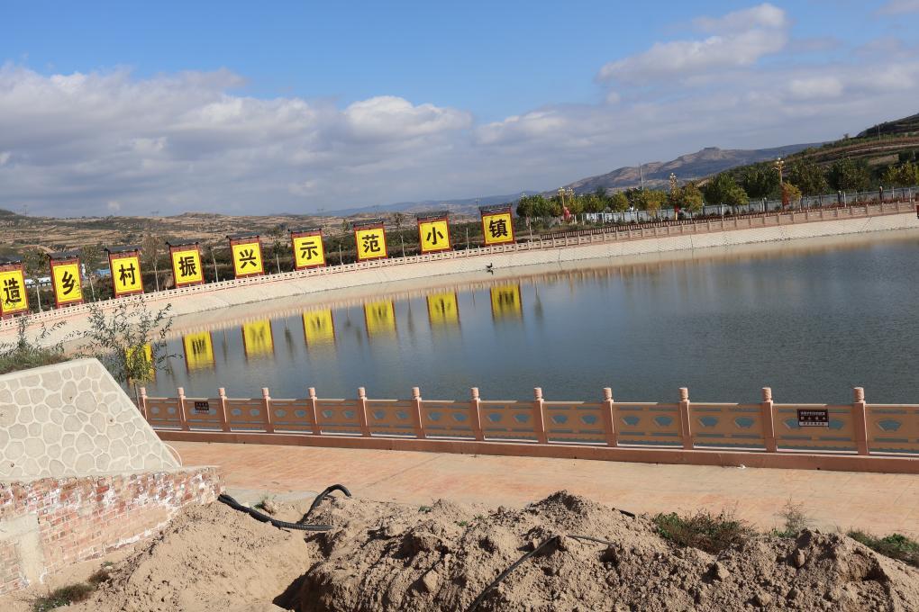 这是常家河山楂小镇的引水上山工程　新华社记者　刘雅萱　摄