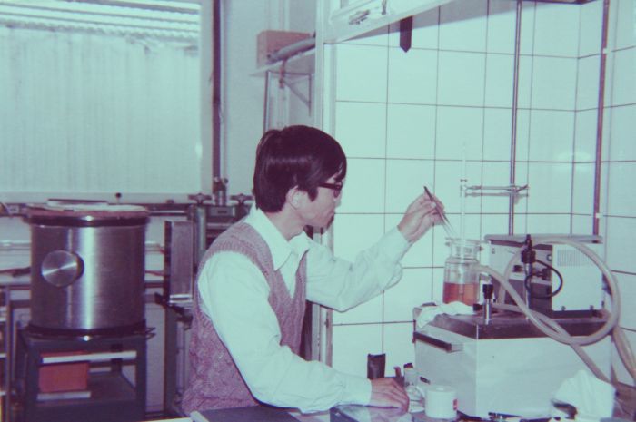 侯明东在国外实验室工作（图片由受访者提供）