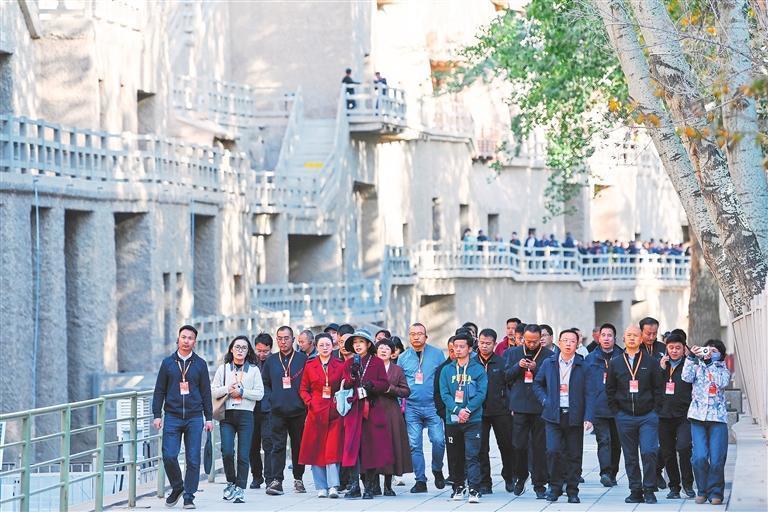 采访团走进敦煌莫高窟，了解莫高窟的保护与传承情况。本版图片摄影：新甘肃·甘肃日报记者　丁凯