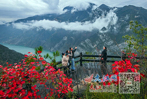 重庆市巫山县文峰景区，游客正在观看秀美巫峡，欣赏绚丽红叶。重庆日报全媒体记者 龙帆摄