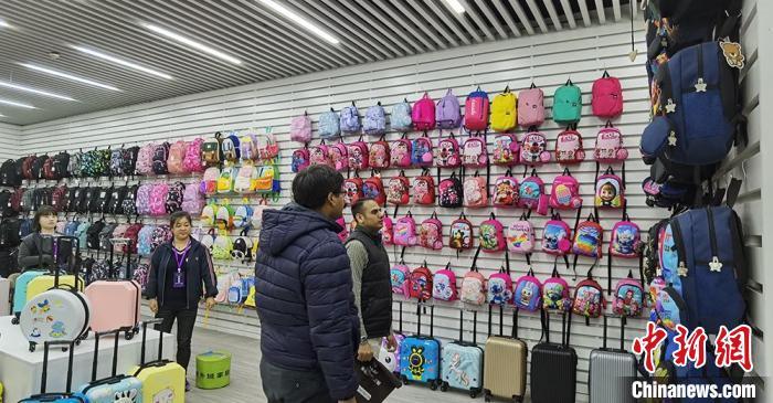 10月18日，外商在位于白沟新城的河北出口商品展示中心选购儿童背包。徐巧明 摄