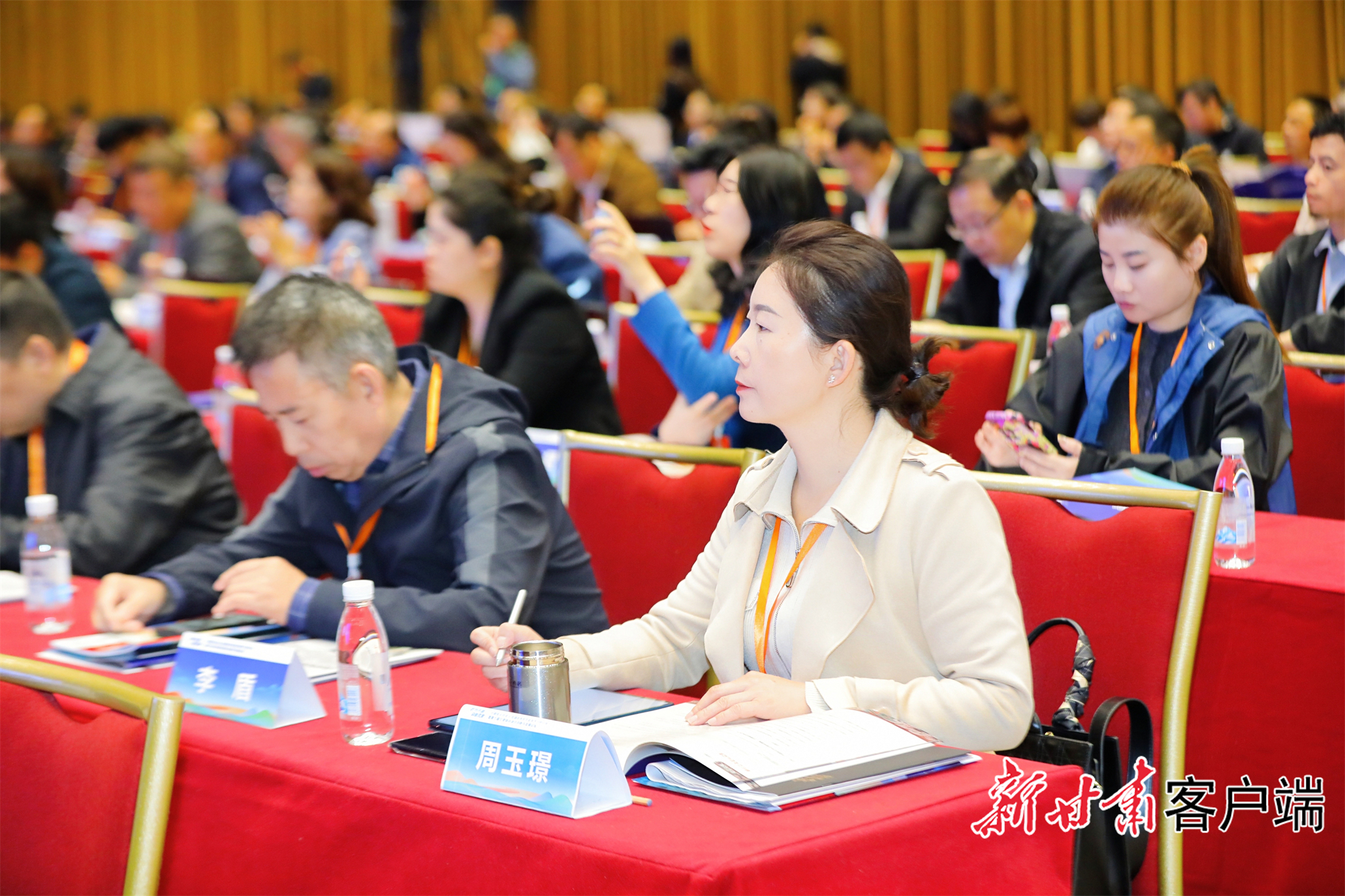 与会嘉宾认真聆听主旨演讲