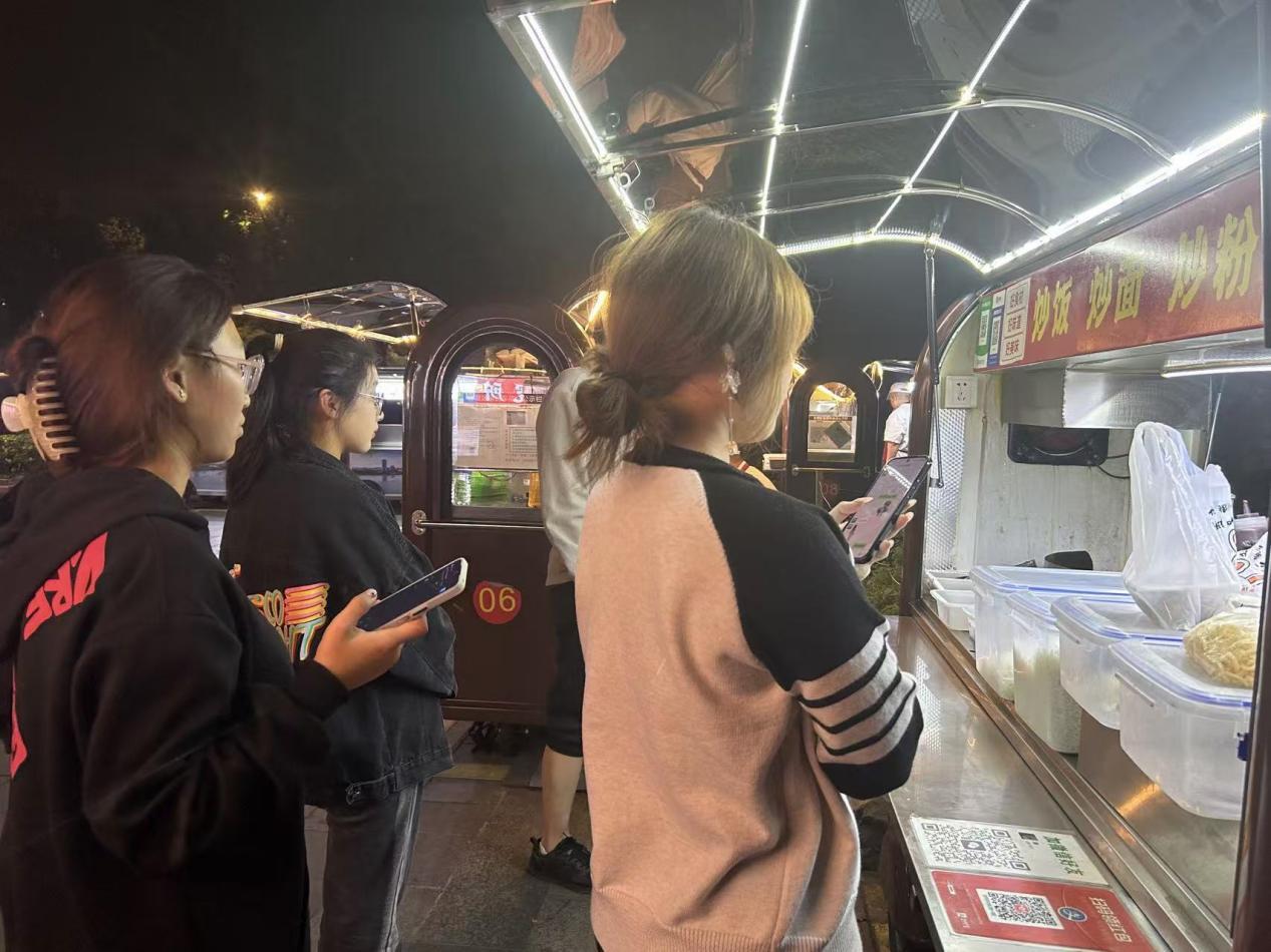 流动摊贩“安家记—— 钱塘“移动惠民车”驶出共富新路径