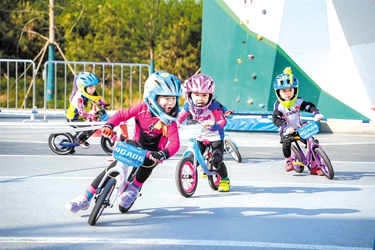 2024京津冀（保定）第二届儿童滑步车公开赛吸引了全国260名小选手，他们齐聚保定，一展身手。