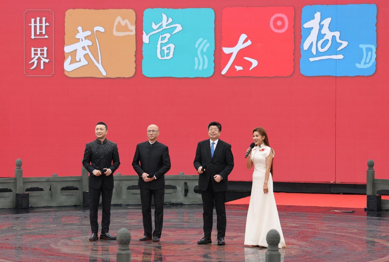 ↑开幕式由央视主持人尼格买提、朱迅、杨帆主持