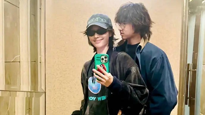 白百何晒与大儿子合照，16岁元宝身高猛蹿超过妈妈封面图