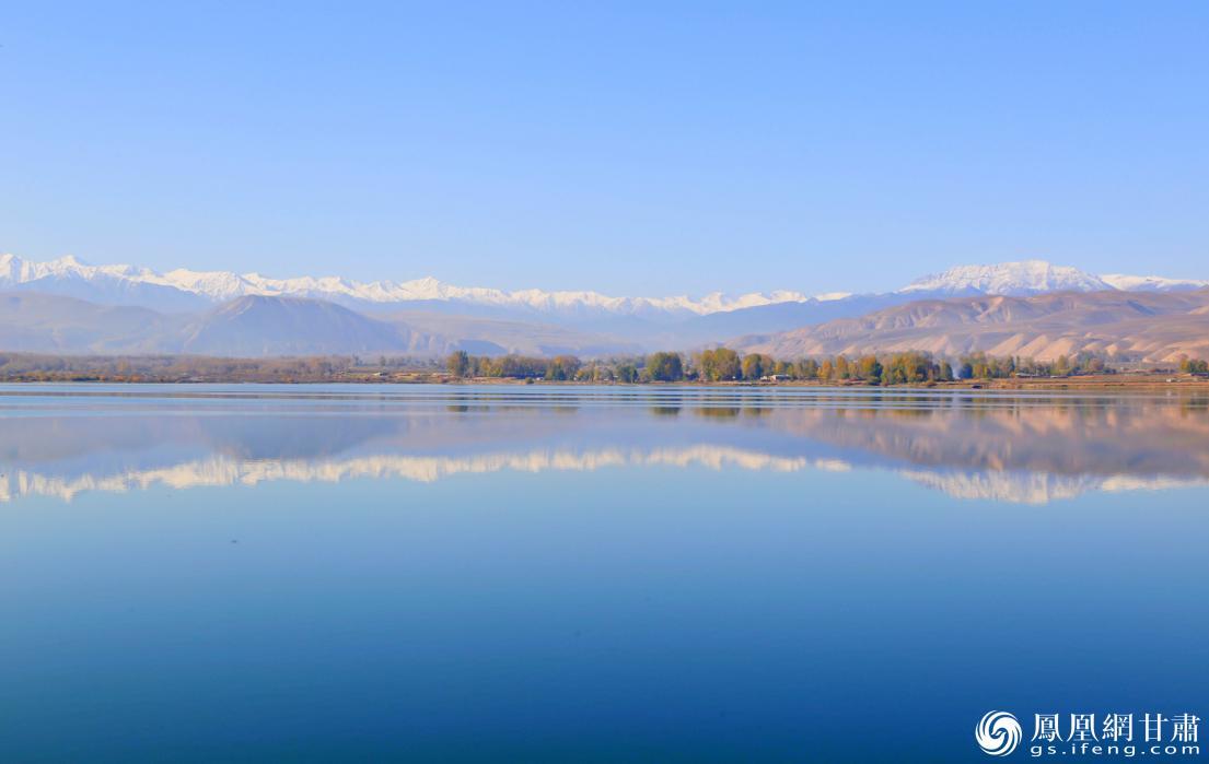 天梯山石窟景区水天一色，雪山连绵。程健　摄