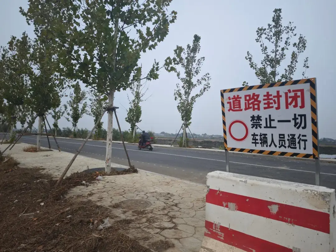 涉事道路仍有摩托车驶过。图/九派新闻