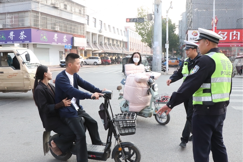 “勸您出行別任性” 商丘交警自即日起嚴查行人及非機動車闖紅燈等交通違法
