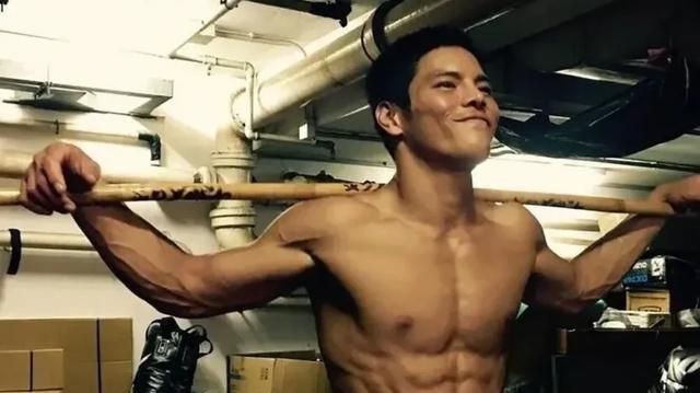 强悍的爸霸道的妈，漂亮的老婆没用的他封面图