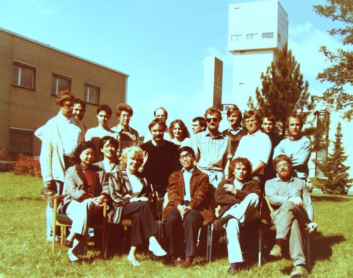 回国前夕研究组为侯明东（前排中间）送行（图片由受访者提供）