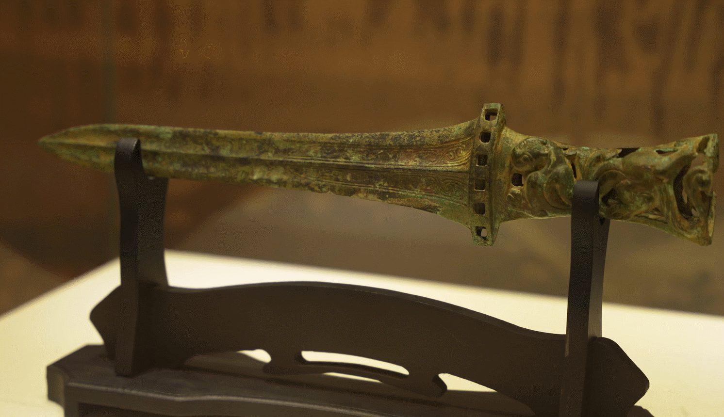 镂空浮雕对称卷云纹　这把战国宝剑见证半部铸造史