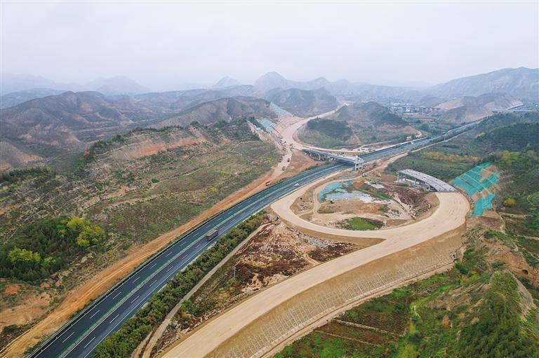 陈家湾互通立交建设现场(通车路面为连霍高速)