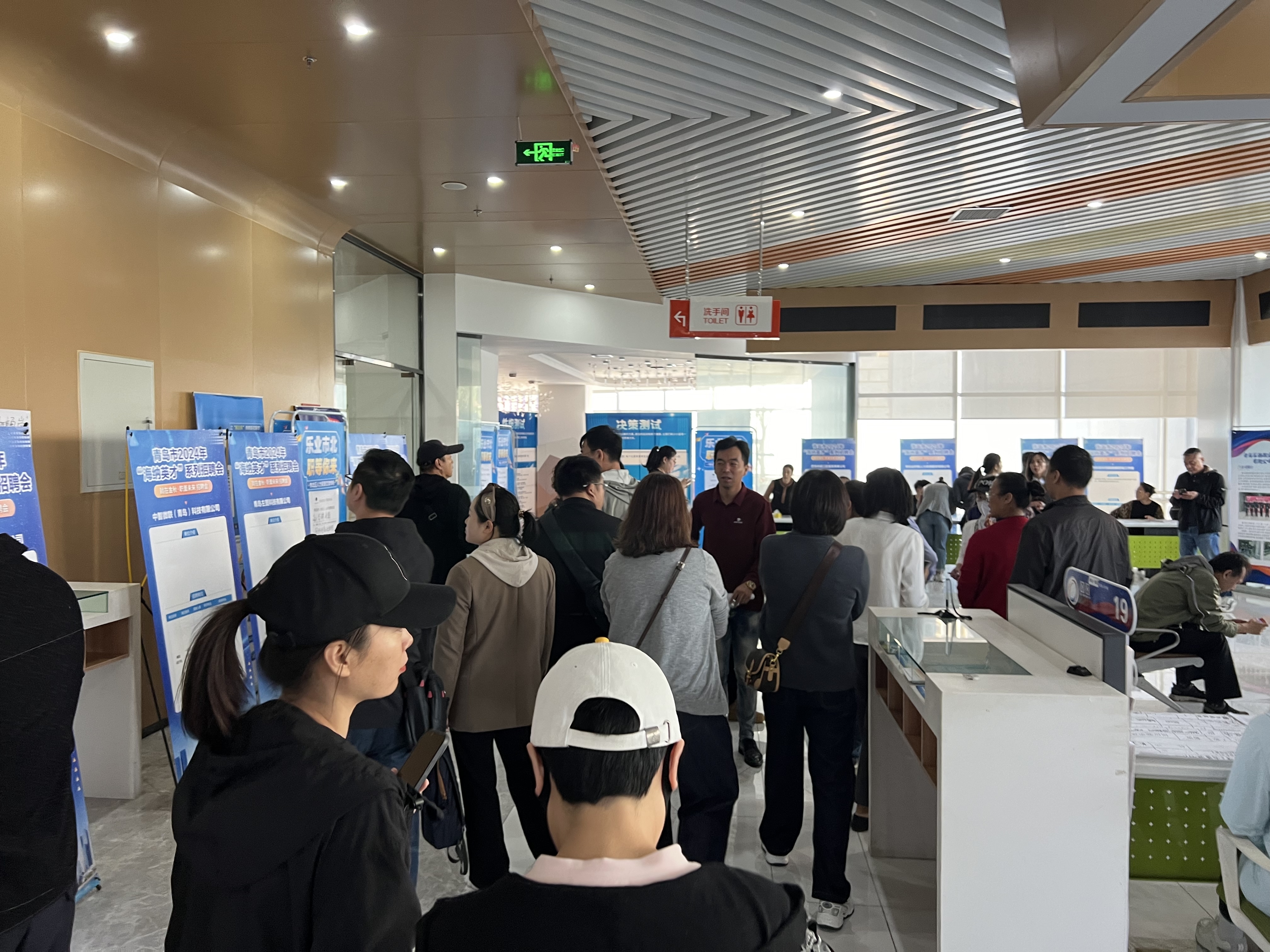 青岛市举办“海纳英才”秋季招聘月促就业活动