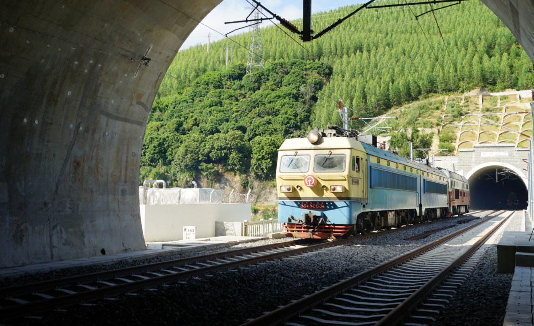 图为首趟列车通过新华安站。（胡寻风 摄）