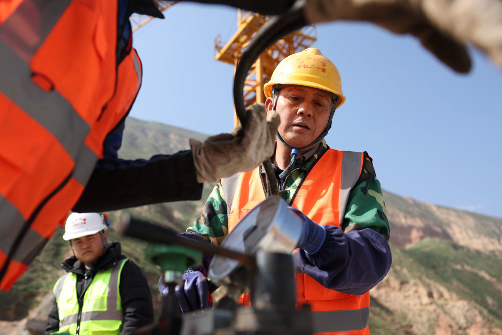 10月12日，中铁二十局的建设者在兰合铁路本池沟大桥上施工作业。新华社记者　陈斌　摄