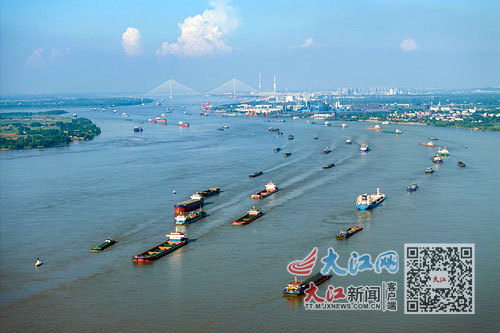 近日，在芜湖市繁昌区新港镇段长江航道上，装运生产和生活物资的货运船舶往返穿梭，一派繁忙景象。通讯员 肖本祥摄