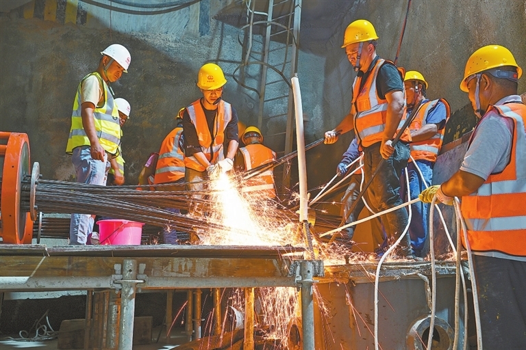 9月26日，施工人员在桥墩下进行牵引作业。