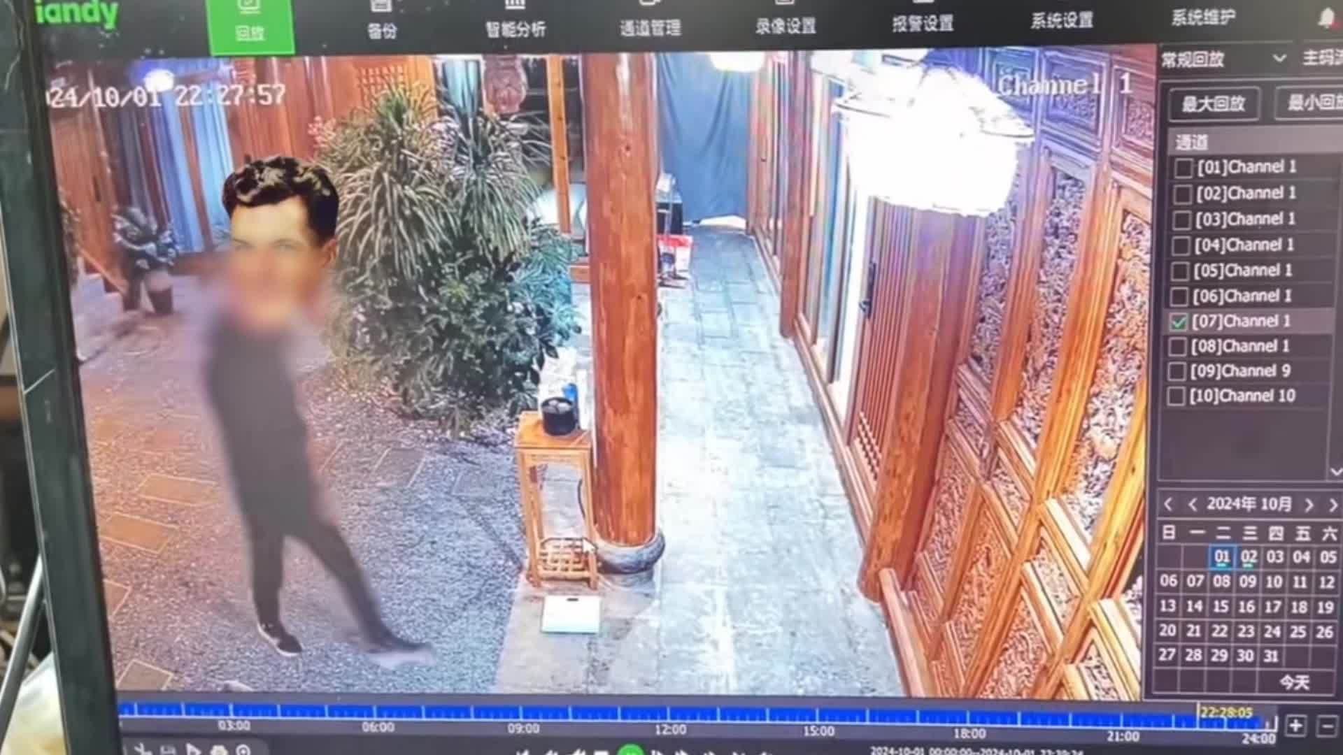 母女住丽江一民宿遭陌生男子强闯，民宿负责人：系丈夫推错门，无法接受对方的赔偿要求
