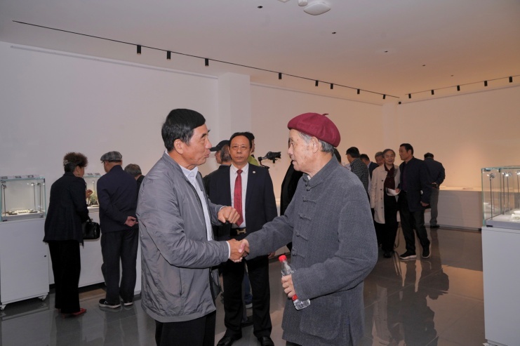 南京博物院原院长徐湖平(右) 与藏石家王道林