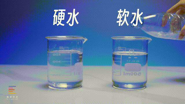 而 软水就不会产生皂垢 ,个人感觉用软水洗浴没有硬水那么生涩,而且洗完后皮肤摸起来就是滑滑的,而且这里我们找到了两份研究报告,都表明 硬水 会对天然保湿因子有一定程度的影响, 会加重皮肤炎症 。