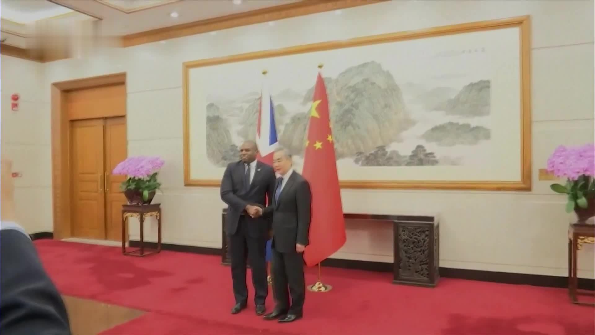 学者：英国对华政策调整源于经济困境