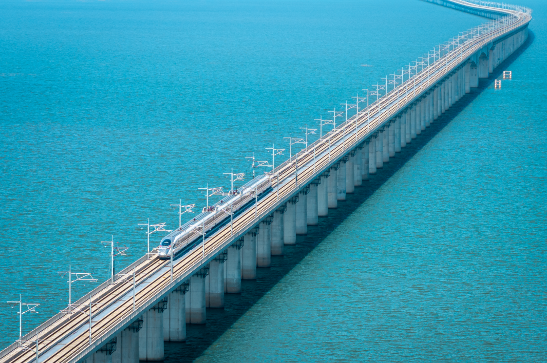 动车组行驶在昌景黄高铁鄱阳湖特大桥上。