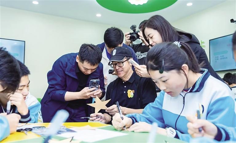 图为仪式结束后，俞敏洪与和平中学初二年级的学生共同参加了“最闪亮的星——闪闪发光的我”心理健康课，并与孩子们近距离地交流。