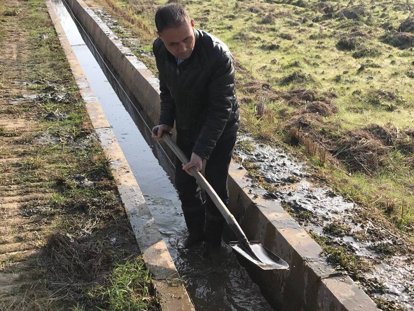 ▲“田管家”正在为灌溉沟渠清淤。南昌市农业农村局供图