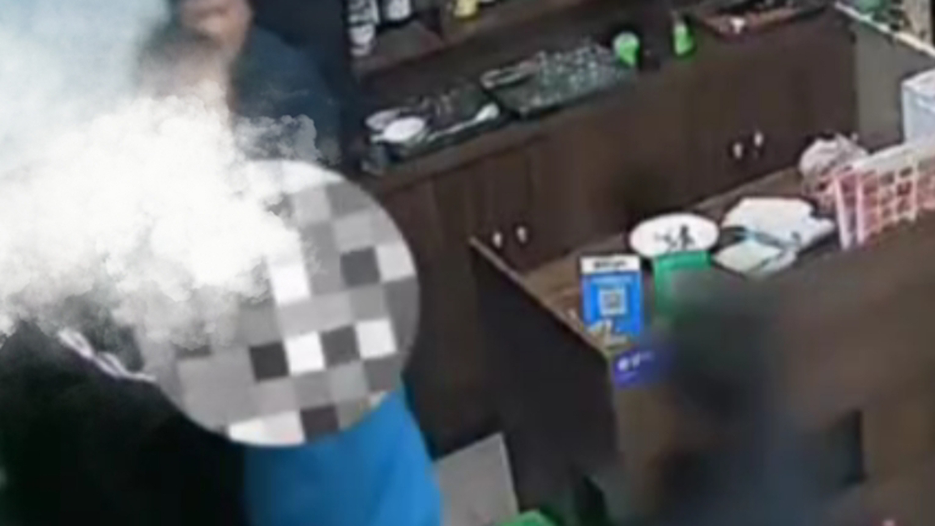 一公职人员在饭店院里随地小便，被制止后拿烟头扔老板？官方通报：对该事件进行立案调查