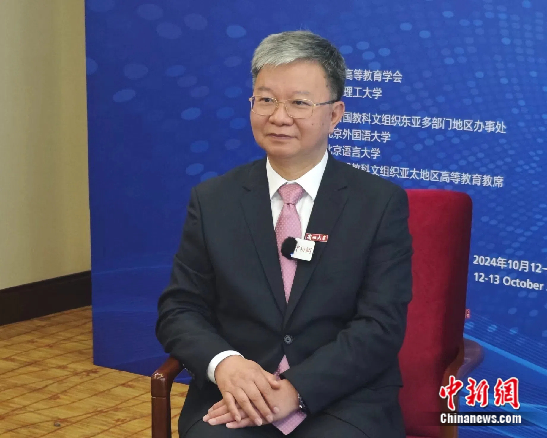 严纯华接受采访　中新网　薛凌桥　摄