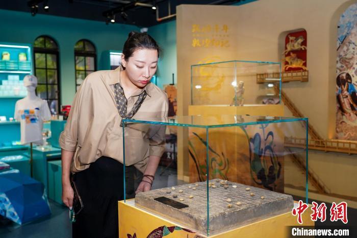 10月15日，“跃动千年　敦煌印记”敦煌壁画中的体育文化主题展在沪启动。(上海市体育局供图)