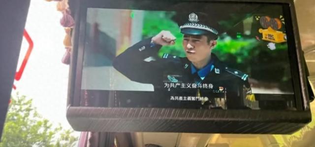 新兵车上播出的电视剧截图 