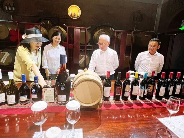 在酒窖内,叶文智详细了解产品制作工艺与特点。