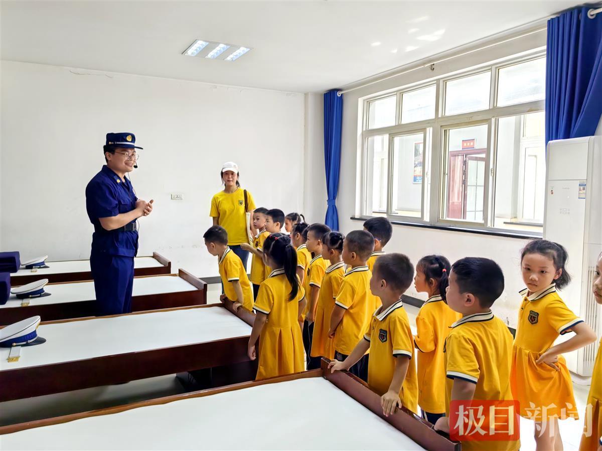 小朋友在石首市消防救援大队沉浸式学习消防安全知识。 (4).jpg