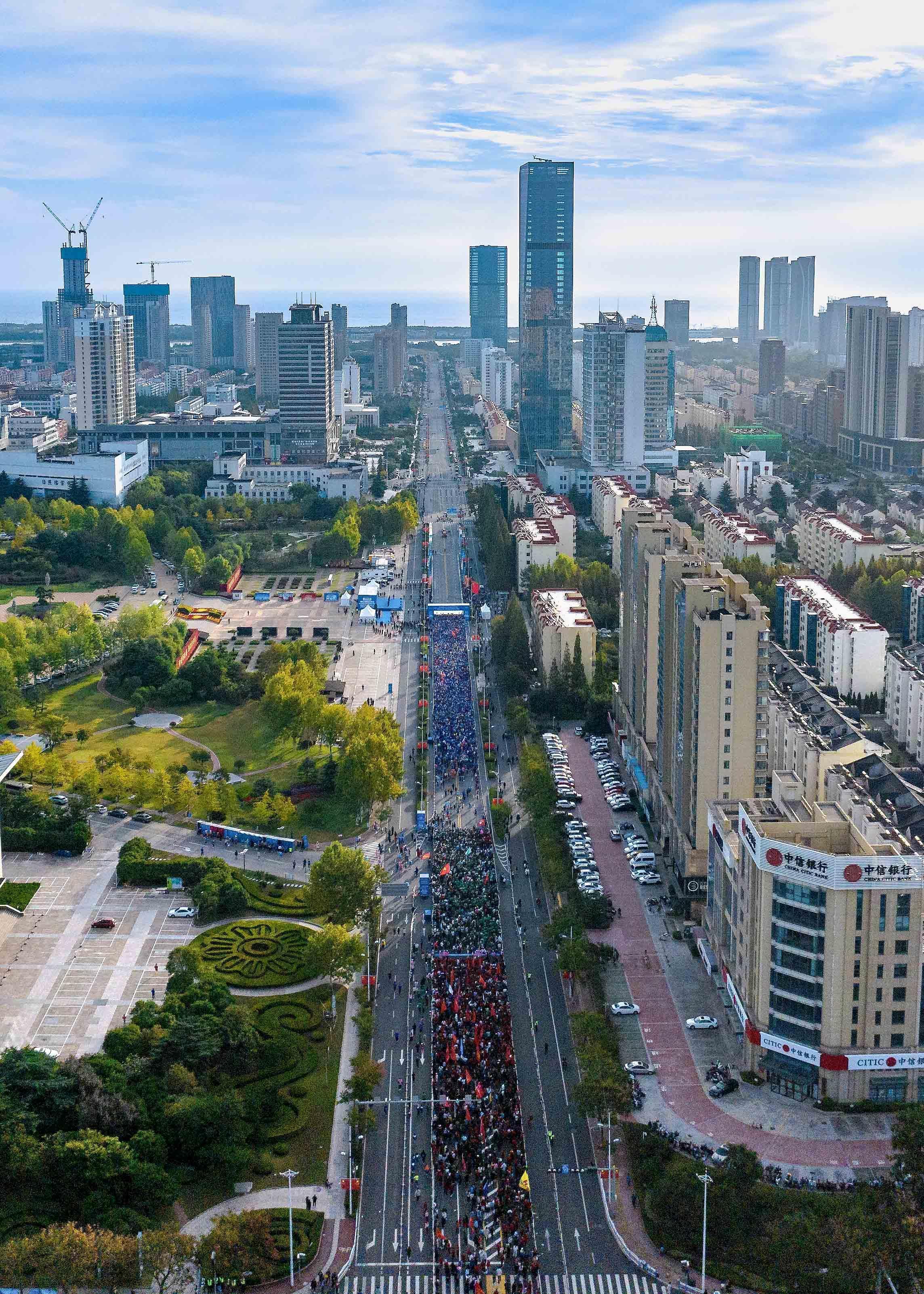 10月20日，在山东日照，参加日照半程马拉松的选手穿过城市主干道。郑玉竹 摄