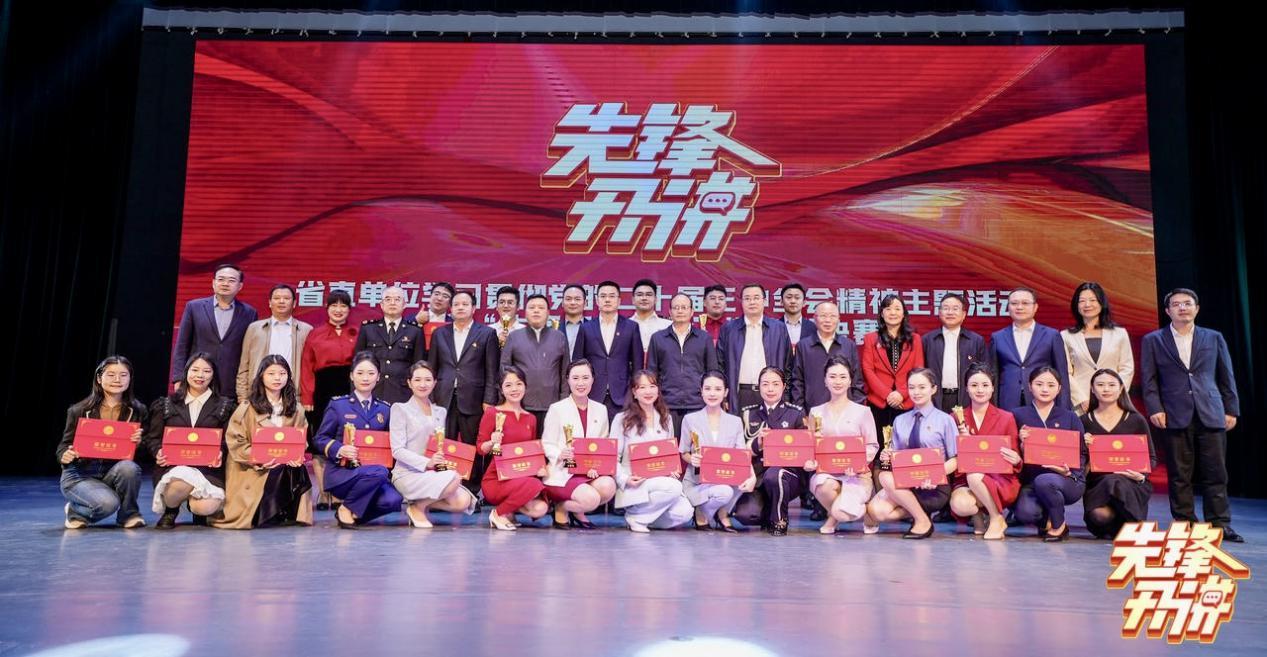 （出席决赛领导、嘉宾、评委与选手合影）