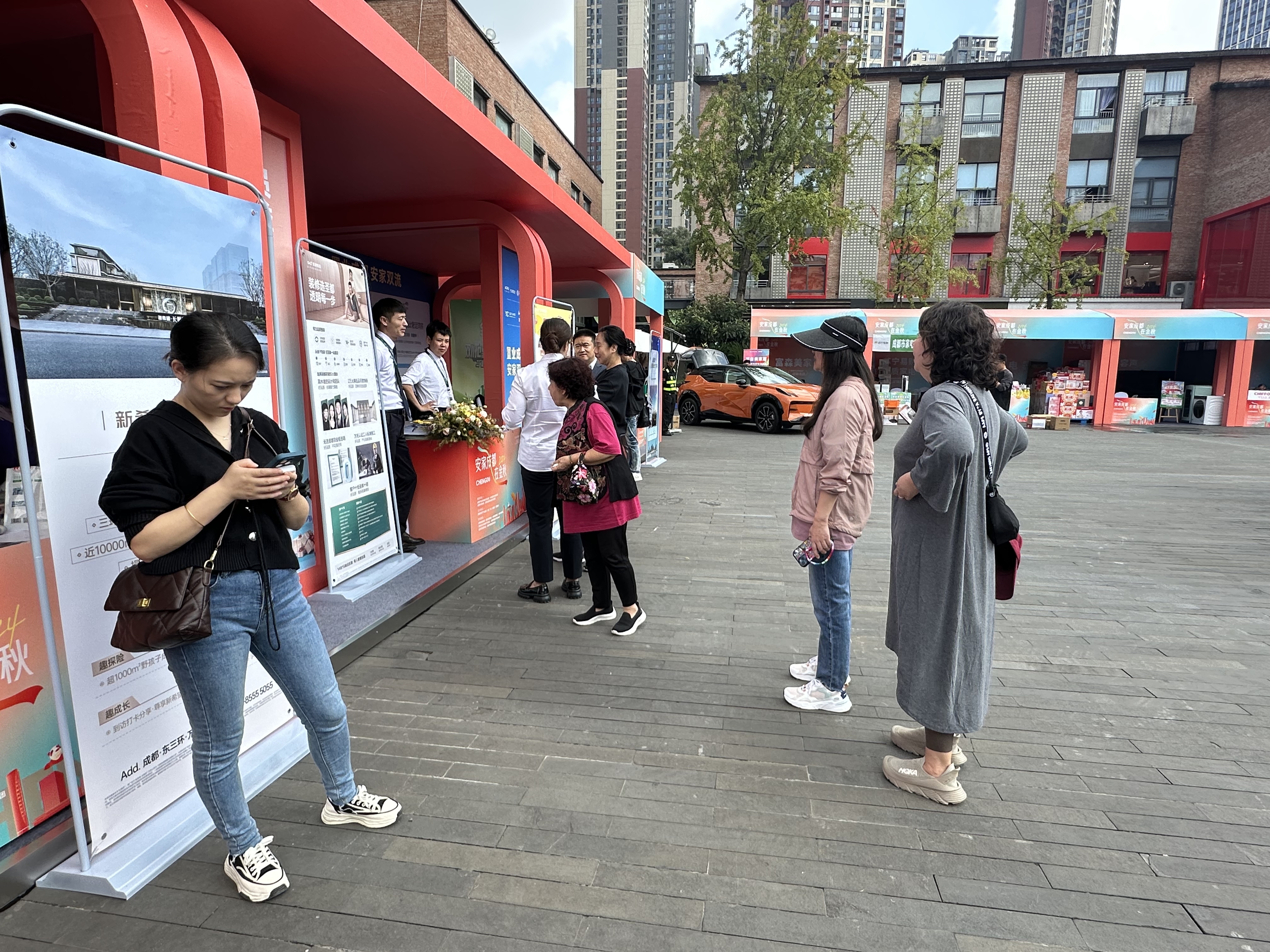 10月17日，观展市民向展位了解项目情况 孟双奎_摄(1).jpg