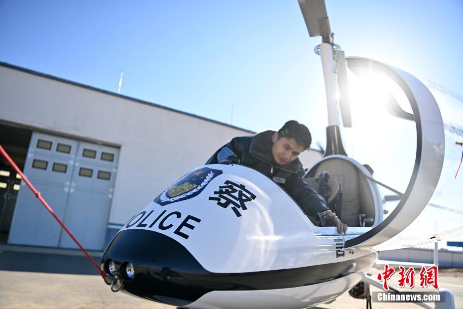 图为“飞天警队”飞行员武威做飞行前准备 中新社记者 九美旦增 摄