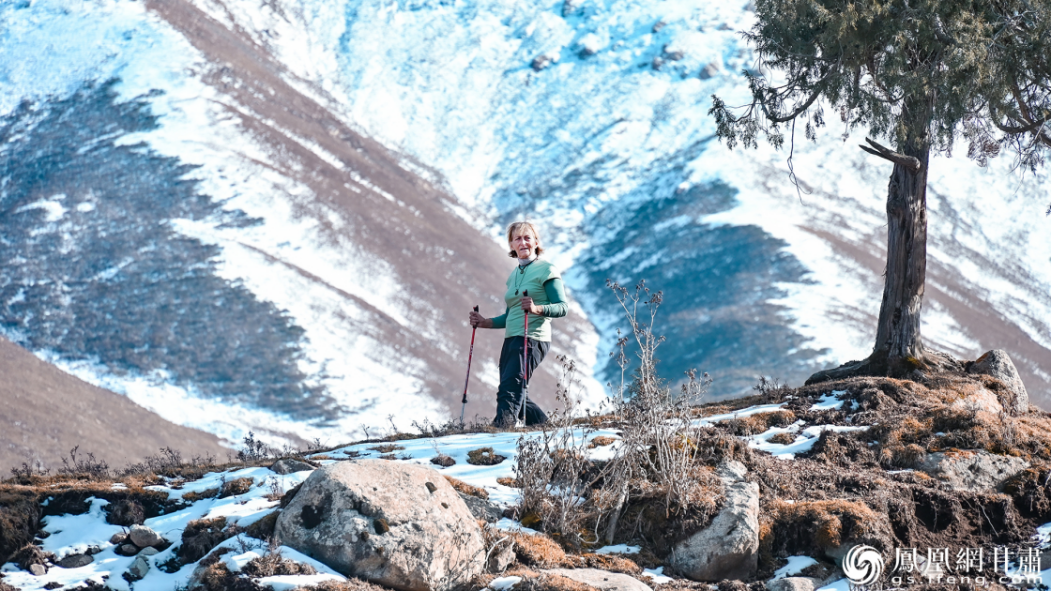 意大利徒步旅行家维娜行走在冰沟河景区雪山草甸之间，用脚步丈量大地。