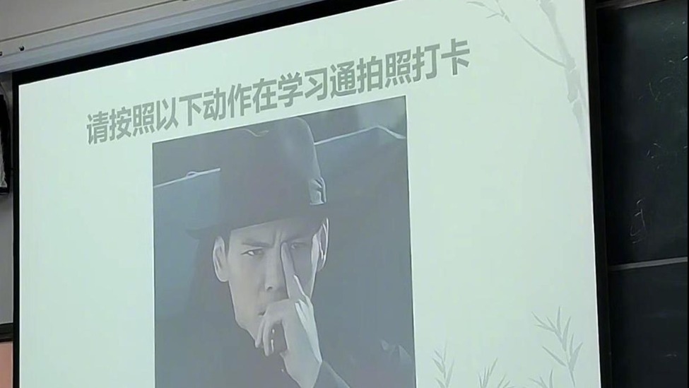 高校让学生签到时模仿向佐“摸鼻梁”，本人发文称“这是不好的风气”，校方回应封面图