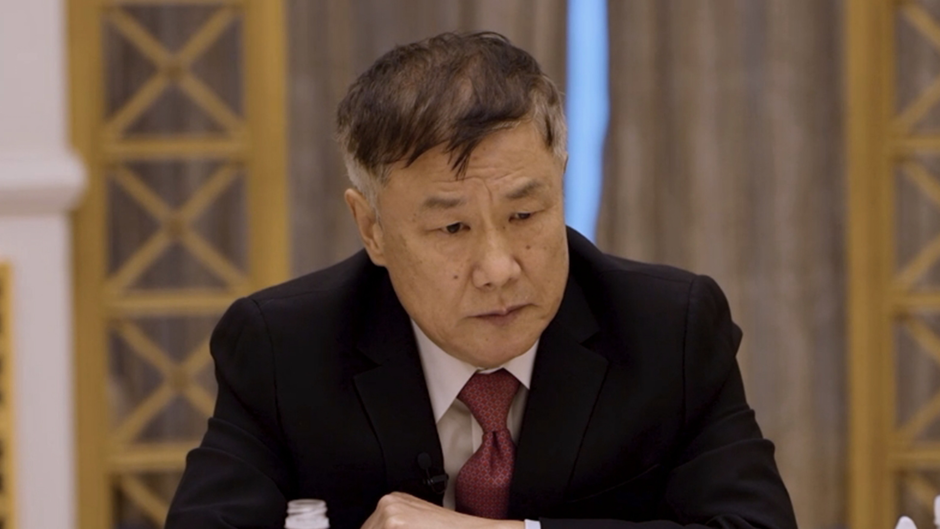 1978-2000，中国恩格尔系数从64%降到42%，老百姓的需求变了，改革的重点也应进入新阶段