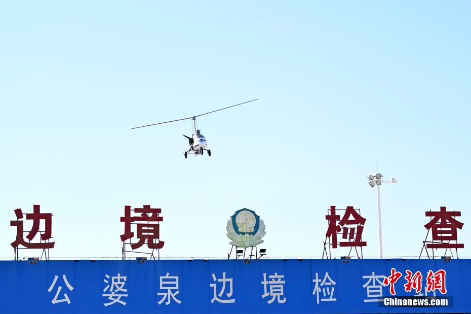 图为“飞天警队”在公婆泉边境检查站上空巡逻 中新社记者 九美旦增 摄