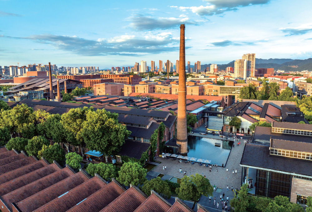 2024年8月1日，江西省景德镇市，游客在陶溪川文创街区旅游购物打卡。