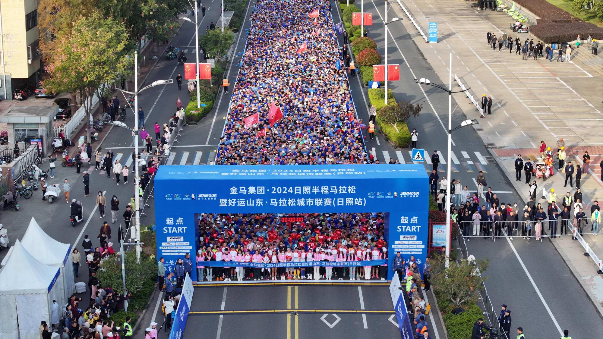 10月20日，在山东日照，参加日照半程马拉松的选手陆续从起点出发。王聪 摄