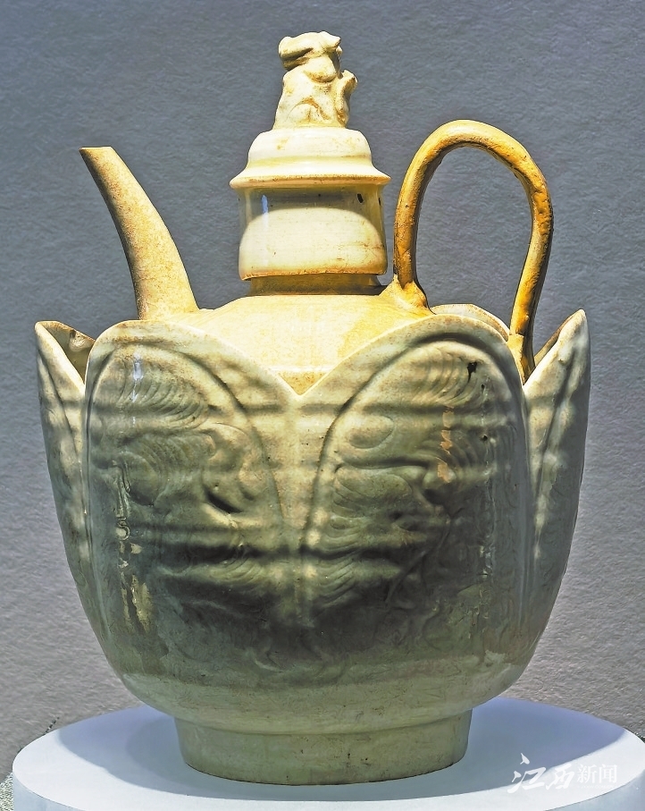 ",安徽省博物院藏)▲宋代青白釉印花花卉纹芒口盘("南海一号"沉船出水