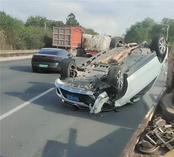 特斯拉Model 3高速上失控：一说念横行直走 前车飞奔被顶翻